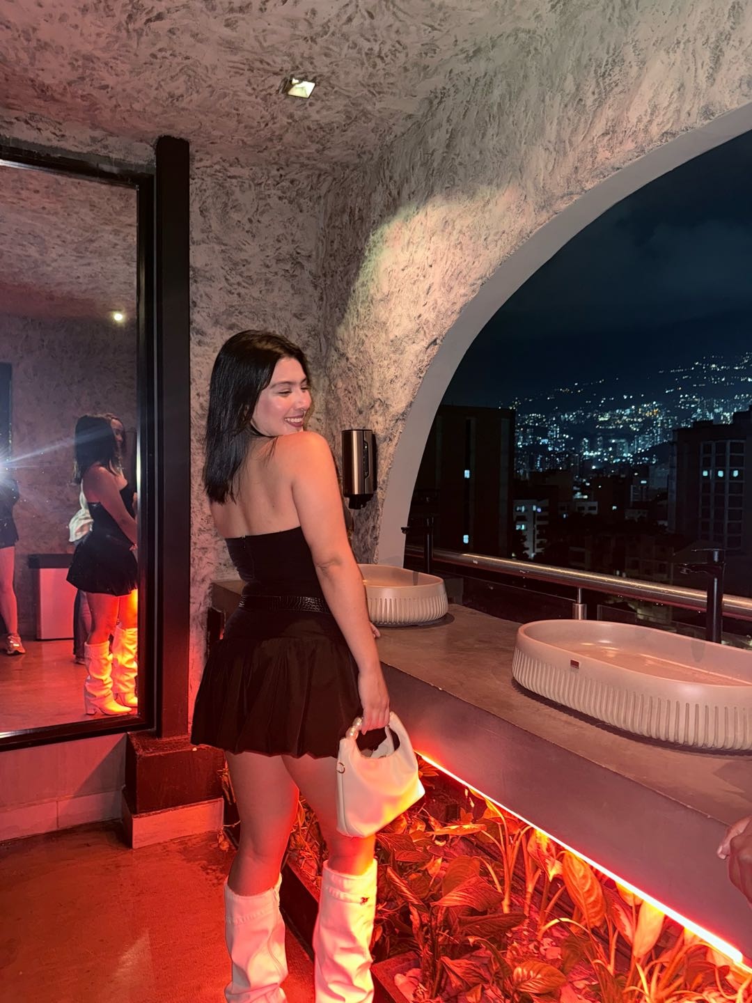 Samanta, on camera and available for a one-on-one video chat